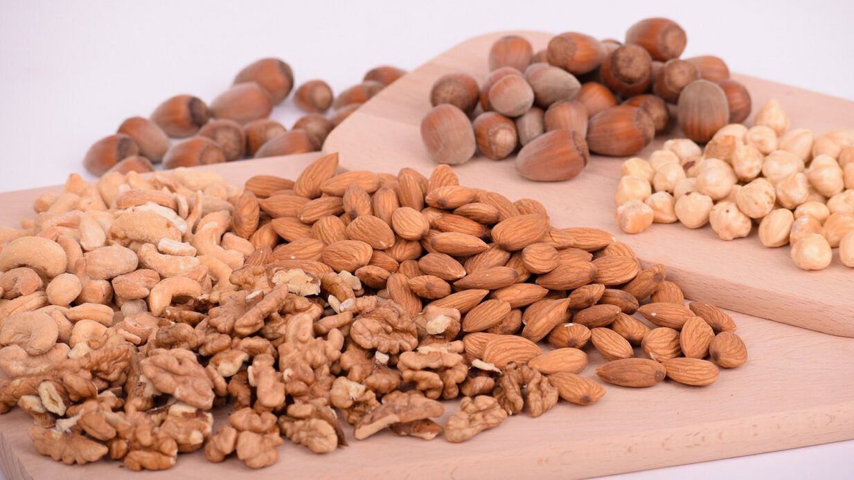 ořechy - zdravé a uspokojivé občerstvení pro hubnutí na břiše a bocích