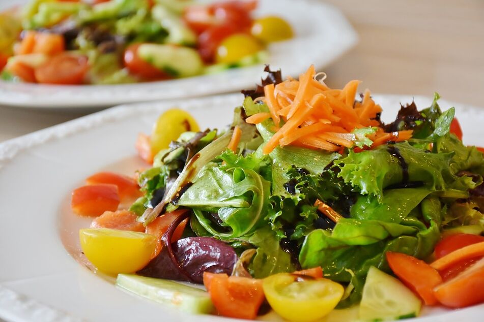 zeleninový salát s bylinkami pro keto dietu
