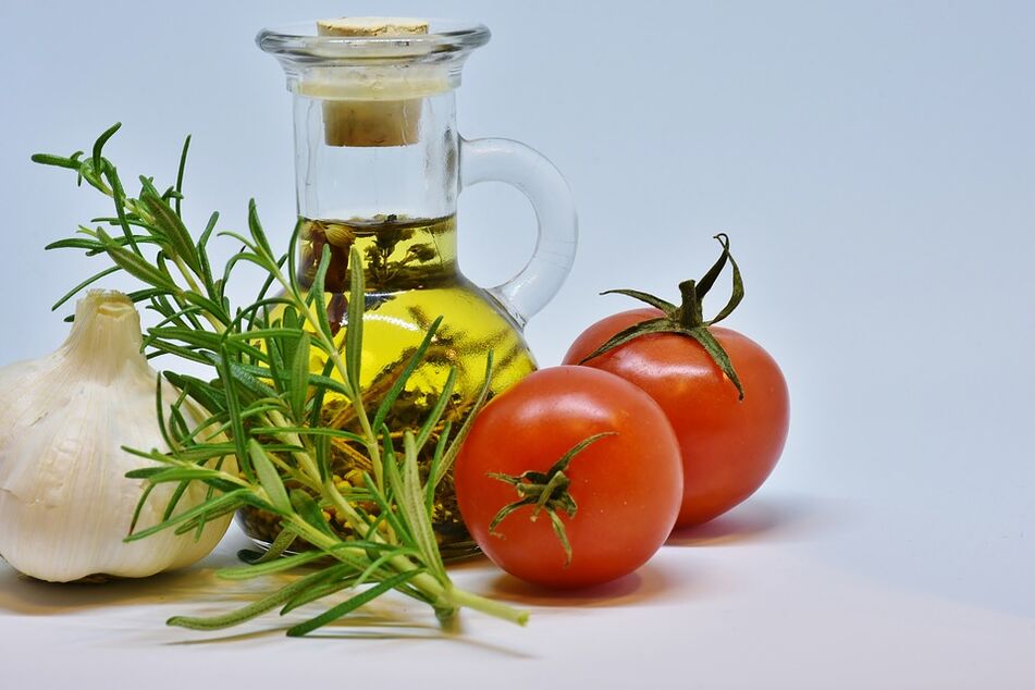 česneková rajčata a olej pro keto dietu