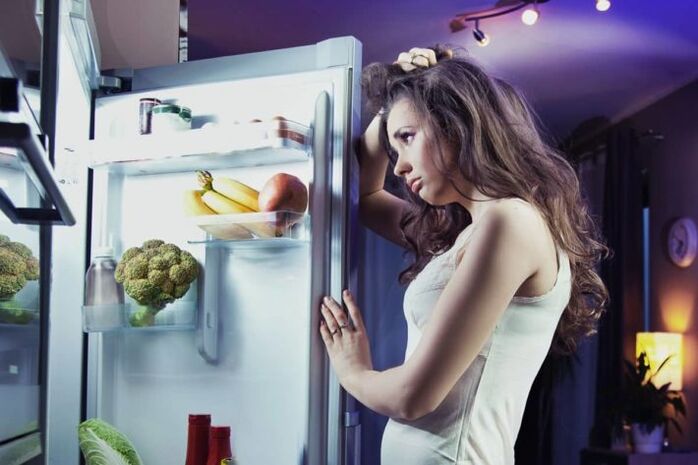 dívka u lednice při sledování své oblíbené diety