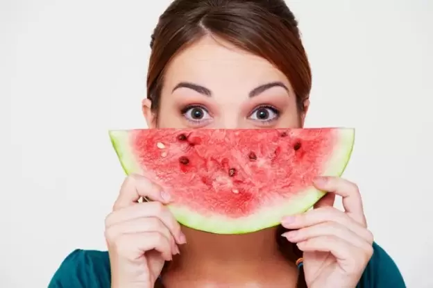 Dívka dodržuje melounovou dietu na hubnutí