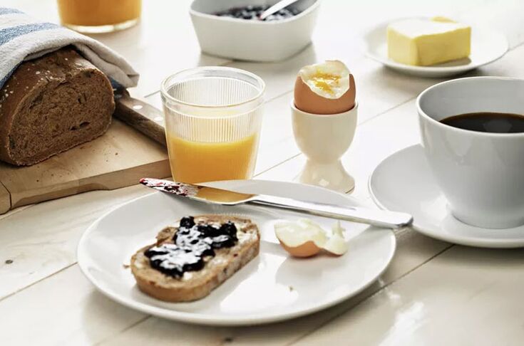 Celozrnný toast, vejce a šálek kávy - snídaně na 1500 kalorií dietního menu